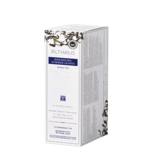 Opakowanie herbaty Althaus Darjeeling Summer Leaves, czarna herbata z letnich zbiorów, zawierające 15 większych saszetek, z eleganckim niebiesko-białym designem i wyraźnymi obrazami liści herbaty, wyprodukowane w Niemczech