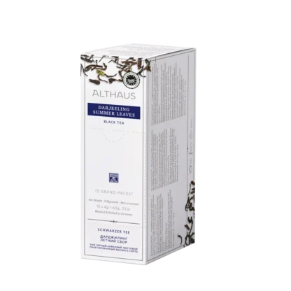 Opakowanie herbaty Althaus Darjeeling Summer Leaves, czarna herbata z letnich zbiorów, zawierające 15 większych saszetek, z eleganckim niebiesko-białym designem i wyraźnymi obrazami liści herbaty, wyprodukowane w Niemczech