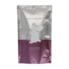 Opakowanie czarnej herbaty liściastej Moomin Black Tea Mulberry od Teministeriet o pojemności 100g. Torba w odcieniach srebra i fioletu z wizerunkiem radosnego Muminka, minimalistycznym designem i napisem 'Moomin'. Herbata o wyjątkowym smaku morwy, dedykowana miłośnikom świata Muminków.