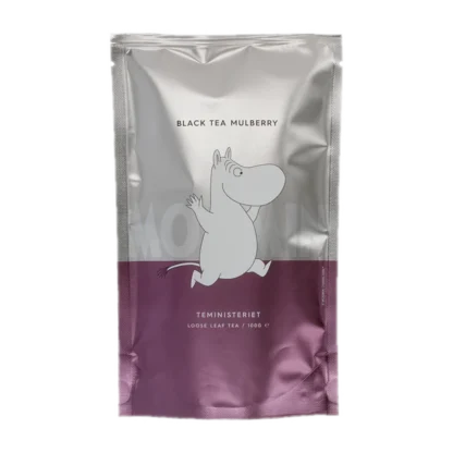 Opakowanie czarnej herbaty liściastej Moomin Black Tea Mulberry od Teministeriet o pojemności 100g. Torba w odcieniach srebra i fioletu z wizerunkiem radosnego Muminka, minimalistycznym designem i napisem 'Moomin'. Herbata o wyjątkowym smaku morwy, dedykowana miłośnikom świata Muminków.