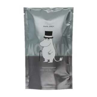 Srebrne opakowanie herbaty liściastej Moomin Papa Grey od Teministeriet o pojemności 100g. Na opakowaniu znajduje się grafika postaci Taty Muminka w cylindrze i z laską, na tle napisu 'Moomin'. Herbata w eleganckim, minimalistycznym designie, idealna dla fanów Muminków.