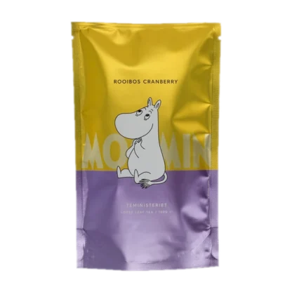 Opakowanie herbaty rooibos liściastej Moomin Rooibos Cranberry od Teministeriet o pojemności 100g. Srebrno-fioletowo-żółte opakowanie z wizerunkiem Muminka siedzącego na ziemi, trzymającego łapki na brzuchu, w minimalistycznym stylu. Herbata o smaku żurawiny, idealna dla fanów herbaty i wielbicieli Muminków.