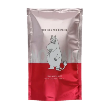 Opakowanie herbaty rooibos liściastej Moomin Rooibos Red Berries od Teministeriet o pojemności 100g. Srebrno-czerwone opakowanie z wizerunkiem uroczego Muminka trzymającego kwiatek, minimalistycznym designem i napisem 'Moomin'. Herbata o bogatym smaku czerwonych jagód, dedykowana wielbicielom herbaty i świata Muminków.