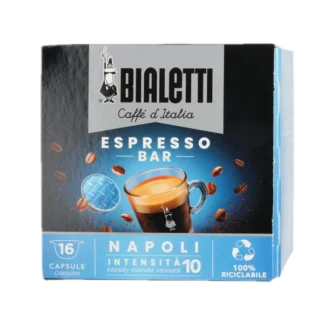 Opakowanie kapsułek do kawy Bialetti Napoli Espresso Bar, zawierające 16 sztuk. Opakowanie w kolorze czarno-niebieskim z dużym logo Bialetti na górze. Widoczna filiżanka espresso z kremową pianką oraz rozsypane ziarna kawy. Informacja o intensywności kawy (10/10) oraz logo wskazujące, że kapsułki są w 100% recyklingowane.