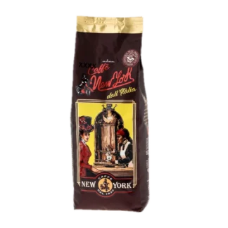 Opakowanie kawy ziarnistej Caffè New York XXXX o wadze 1kg. Opakowanie w ciemnobrązowym kolorze z ilustracją przedstawiającą dwie postacie w stylu retro, siedzące przy stoliku w kawiarni. Na górze widnieje logo producenta oraz napis 'Jamaica Blue Mountain Coffee Blend'