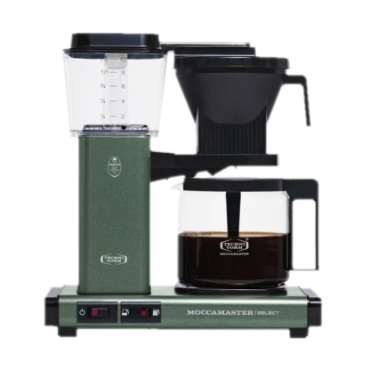 Ekspres przelewowy Moccamaster KBG 741 Select w kolorze forest green, na białym tle. Wyposażony w duży, przezroczysty zbiornik na wodę z miarką, szklany dzbanek o pojemności 1,25 litra oraz czarny filtr. Urządzenie ma elegancki, nowoczesny design i umożliwia szybkie parzenie kawy o wyjątkowym smaku dzięki precyzyjnej kontroli temperatury