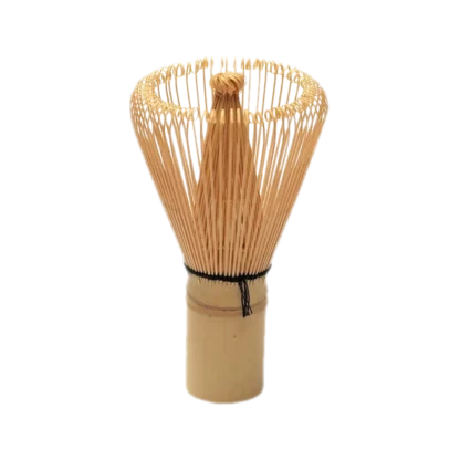 Tradycyjne bambusowe mieszadło do matchy Paper & Tea Chasen Blonde na białym tle. Służy do przygotowywania japońskiej herbaty matcha, wykonane z naturalnego bambusa, idealne do uzyskania gładkiej i puszystej konsystencji napoju
