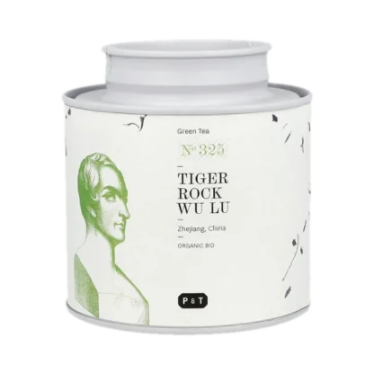 Puszka herbaty zielonej Paper & Tea 'Tiger Rock Wu Lu' No. 325 o wadze 60g, na białym tle. Organiczna herbata z prowincji Zhejiang w Chinach, zapakowana w stylową białą puszkę z delikatnymi grafikami i zielonym portretem