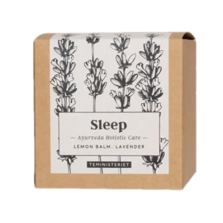 Opakowanie herbaty Teministeriet Ayurveda Sleep Organic o wadze 50g, na białym tle. Ziołowa mieszanka zawierająca melisę i lawendę, zapakowana w ekologiczne kartonowe opakowanie z minimalistycznym wzorem roślin