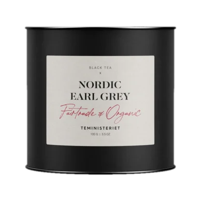 Puszka herbaty Teministeriet Nordic Earl Grey o wadze 100g, na białym tle. Organiczna czarna herbata Earl Grey, certyfikowana Fairtrade, zapakowana w elegancką czarną puszkę