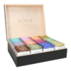 Luksusowa drewniana skrzynka VEERTEA Premium z różnokolorowymi herbatami, zawierająca różne smaki takie jak Breakfast Black Tea, Green Tea, i Flower Fruit, prezentowana na czarnym podłożu
