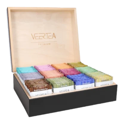 Luksusowa drewniana skrzynka VEERTEA Premium z różnokolorowymi herbatami, zawierająca różne smaki takie jak Breakfast Black Tea, Green Tea, i Flower Fruit, prezentowana na czarnym podłożu
