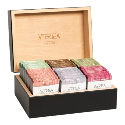 Skrzynka prezentowa VEERTEA Premium z drewna, wypełniona różnokolorowymi paczkami herbat, w tym smaki jak Citrus Tea, Earl Grey, oraz Cranberry & Raspberry, prezentowana na czarnym tle
