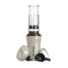 Zdjęcie kremowego ekspresu AeroPress Go Plus, w skład którego wchodzi cylindryczna komora do parzenia kawy, tłok z miarką, pokrywka podróżna oraz miarka do kawy. Urządzenie jest kompaktowe i idealne do przygotowywania kawy w podróży.