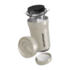 Zdjęcie złożonego zestawu AeroPress Go Plus w kolorze kremowym, w którym widoczna jest cylindryczna komora do parzenia kawy, przykryta nakładką z sitkiem, obok leży zamknięcie podróżne oraz pojemnik na filtr papierowy. Kompaktowy zestaw idealny do przygotowywania kawy w podróży.