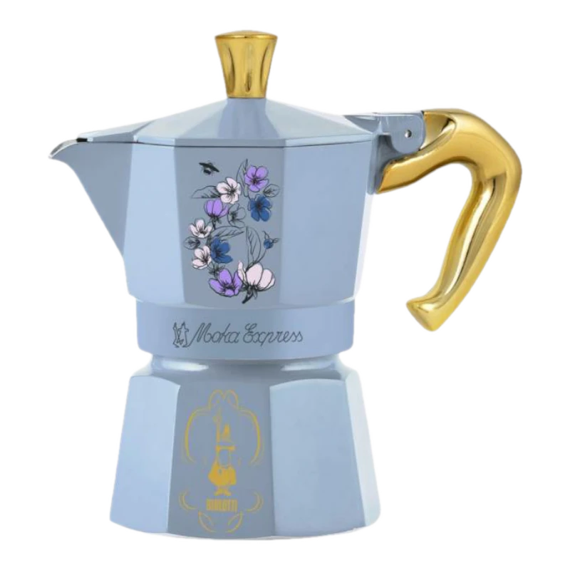 Ekskluzywna kawiarka Bialetti Moka Express Bridgerton Edition w jasnoniebieskim kolorze, zdobiona kwiatowym wzorem. Posiada złoty uchwyt oraz pokrywkę, co nadaje jej elegancki wygląd. Idealna do przygotowania tradycyjnego espresso, model o pojemności 3 tz.