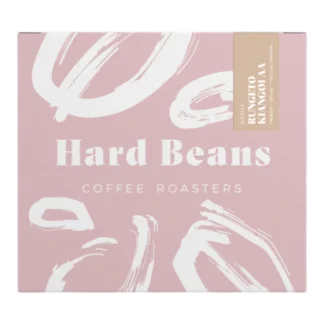 Opakowanie kawy Hard Beans, Kenia Rungeto Kiangoi AA, 250g. Subtelna różowa etykieta z białymi pociągnięciami pędzla i minimalistycznym logo Hard Beans Coffee Roasters.
