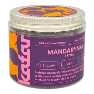 Herbata owocowa Mandarynka z Różą od Kafar w szklanym słoiku z fioletowo-pomarańczową etykietą. Aromatyczna mieszanka owocowa o intensywnym smaku mandarynki i delikatnym akcentem róży. Idealna na zimowe wieczory oraz letnie popołudnia, doskonała zarówno na ciepło, jak i na zimno. Wyjątkowa herbata dla miłośników orzeźwiających i rozgrzewających napojów.