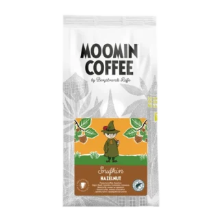 Opakowanie kawy Moomin Coffee Snufkin Hazelnut 250g z postacią Snufkina na etykiecie, otoczoną orzechami laskowymi na tle w stylu Moominów. Kawa smakowa z dodatkiem orzechów laskowych.