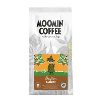 Opakowanie kawy Moomin Coffee Snufkin Hazelnut 250g z postacią Snufkina na etykiecie, otoczoną orzechami laskowymi na tle w stylu Moominów. Kawa smakowa z dodatkiem orzechów laskowych.