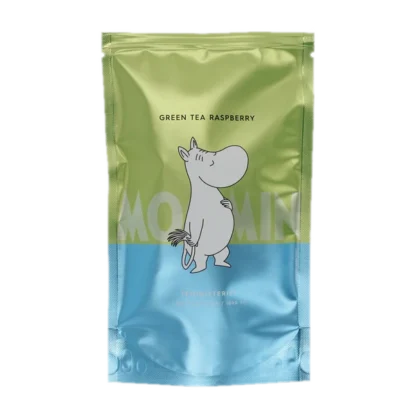 Opakowanie herbaty sypanej Teministeriet Moomin Green Tea Raspberry, 100g, z uroczym motywem Muminka. Zielona herbata o owocowym aromacie malin, idealna do codziennego relaksu. Wyjątkowa mieszanka inspirowana światem Muminków, łącząca świeżość zielonej herbaty z delikatną słodyczą malin.