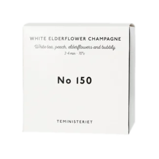 Opakowanie herbaty Teministeriet No 150 White Elderflower Champagne, zawierającej białą herbatę, brzoskwinię, kwiaty bzu i nutę bąbelków. Herbata zalecana do zaparzania w temperaturze 70°C przez 2–4 minuty. Minimalistyczne białe pudełko z czarnymi napisami, typowe dla eleganckiego stylu marki Teministeriet.