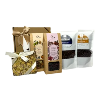 Elegancki zestaw prezentowy zawierający herbaty Owocowa Energia i Ziołowy Relaks, kawy ziarniste House Blend i Presso Blend, a także ręcznie robioną czekoladę z orzechami. Doskonały upominek na wyjątkowe okazje dla miłośników kawy, herbaty i słodkich przysmaków.