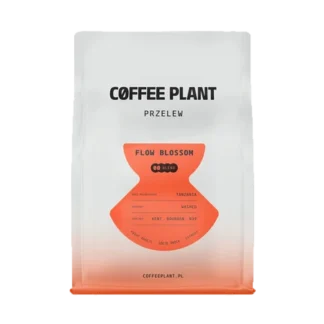 Opakowanie kawy przelewowej Coffee Plant Flow Blossom o wadze 250g. Elegancka, matowa paczka z dużym logo "Coffee Plant" i pomarańczową etykietą, zawierającą informacje o pochodzeniu kawy. Flow Blossom to mieszanka kaw z Tanzanii, o profilu smakowym bogatym w kwiatowe nuty oraz subtelne akcenty owocowe. Ziarna zostały przetworzone metodą washed, co wpływa na ich czysty i wyrazisty smak, idealny do alternatywnych metod parzenia, takich jak drip, Chemex czy AeroPress.