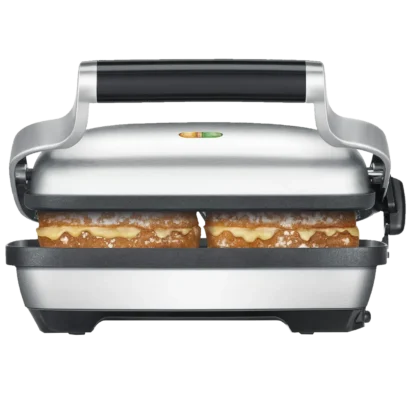 Grill i opiekacz do kanapek Sage SSG600BSS z solidną stalową obudową. Urządzenie wyposażone jest w wygodny uchwyt i wskaźnik świetlny na górze, który informuje o gotowości do pracy. Doskonale nadaje się do przygotowywania gorących kanapek o złocistym, chrupiącym wykończeniu, idealnych na szybkie śniadanie lub przekąskę.