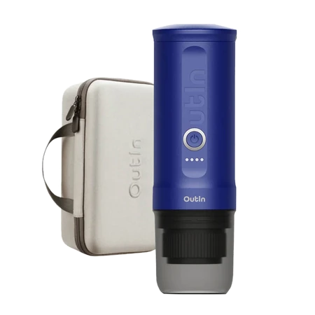 Zestaw Outin Nano Espresso Maker w kolorze niebieskim, obejmujący przenośny ekspres do espresso oraz elegancki, wytrzymały pokrowiec. Kompaktowy design ekspresu umożliwia przygotowanie świeżego espresso w dowolnym miejscu, idealny dla osób aktywnych oraz podróżników. Obudowa w intensywnym odcieniu niebieskiego przyciąga wzrok, a proste przyciski na froncie ułatwiają obsługę. Pokrowiec w jasnym kolorze z wygodnym uchwytem, chroni urządzenie podczas transportu.