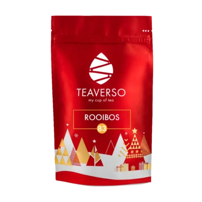 Czerwone opakowanie herbaty Teaverso Rooibos 83 z ozdobnym zimowym motywem graficznym, przedstawiającym choinki i gwiazdki, idealne na świąteczny czas.