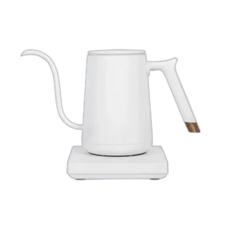 Elegancki czajnik elektryczny Timemore Fish Smart w kolorze białym o pojemności 600 ml, idealny do precyzyjnego zaparzania kawy lub herbaty. Nowoczesny design z charakterystyczną wylewką typu "gooseneck" umożliwiającą dokładną kontrolę nalewania. Doskonały wybór dla baristów i miłośników alternatywnych metod parzenia.