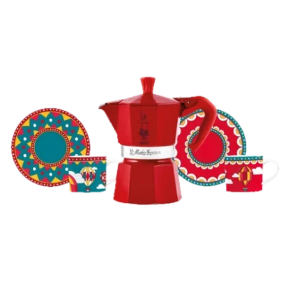 Kolorowy zestaw Bialetti Wonderland, składający się z czerwonej kawiarki Moka Express o pojemności 3 filiżanek oraz dwóch filiżanek z talerzykami, ozdobionych żywymi wzorami inspirowanymi motywami podróży i balonów. Idealny dla miłośników stylowego parzenia kawy