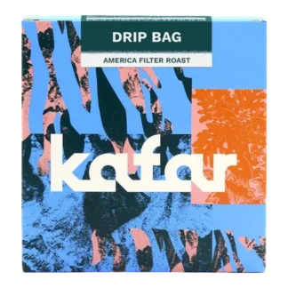 Kafar Drip Bag America Filter Roast - wyjątkowa kawa speciality z Ameryki, zapakowana w stylowe i kolorowe opakowanie. Idealna do parzenia metodą przelewową, gwarantuje bogaty smak i aromat.