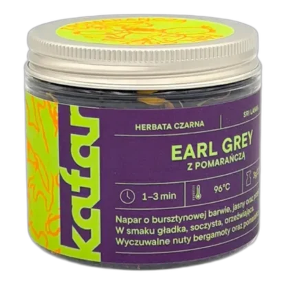Herbata czarna Earl Grey z pomarańczą od Kafar w stylowym szklanym słoiczku z metalową zakrętką. Intensywny aromat bergamotki i pomarańczy, idealny na codzienną chwilę relaksu. Herbata pochodzi z Sri Lanki, wyróżnia się gładkim i soczystym smakiem. Produkt premium dla miłośników herbat o wyrazistym charakterze.