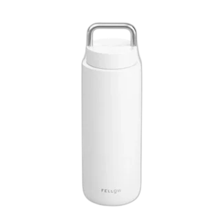 Stylowy termos Fellow Carter Carry w kolorze białym o pojemności 946 ml, z uchwytem ze stali nierdzewnej, idealny do przenoszenia gorących i zimnych napojów.