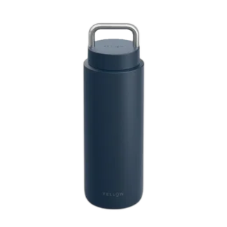 Stylowy termos Fellow Carter Carry w kolorze granatowym o pojemności 946 ml, idealny do przechowywania gorących lub zimnych napojów, z ergonomicznym uchwytem ze stali nierdzewnej.