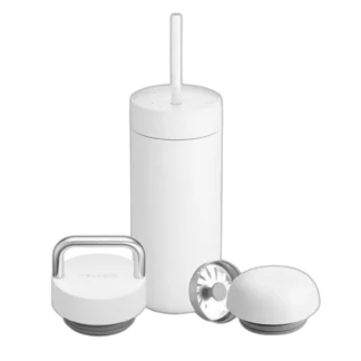 Fellow Carter Move Mug 473 ml w kolorze białym, z pokrywką i uchwytem. Idealny kubek termiczny do utrzymywania temperatury napojów.