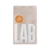 Opakowanie kawy Coffeelab Salvador Finca Las Brisas Carlos Pola w eleganckim, beżowym kolorze z dużym, białym napisem "LAB". Na opakowaniu znajduje się pomarańczowa etykieta z informacją o profilu smakowym kawy: żurawina, miód, kakao. Kawa dedykowana do espresso, pochodzi z Salwadoru z plantacji Finca Las Brisas. Produkt zapakowany w hermetyczne opakowanie z zamknięciem strunowym, które zapewnia świeżość ziaren.
