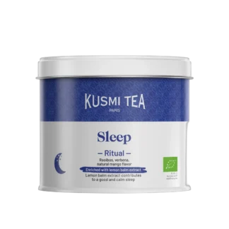 Metalowa puszka herbaty Kusmi Tea Sleep Ritual. Niebiesko-biała kolorystyka z logo Kusmi Tea Paris. Herbata zawiera rooibos, werbenę oraz naturalny aromat mango, wzbogacona ekstraktem z melisy, wspierającym spokojny sen. Widoczny certyfikat ekologiczny oraz symbol "1% for the planet."
