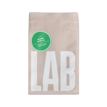 Beżowa torebka kawy ziarnistej Coffeelab Mjanma Padah Lin o pojemności 250 g. Na froncie duży biały napis „LAB” i zielone kółko z informacją o profilu smakowym: mirabelka, praliny, śliwka węgierka.
