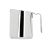 Fellow Eddy Pitcher Srebrny 350 ml – wysokiej jakości stalowy dzbanek do spieniania mleka, idealny do latte art i przygotowywania kaw mlecznych. Wyposażony w ergonomiczny uchwyt oraz precyzyjnie wyprofilowany dzióbek ułatwiający kontrolę nad strumieniem mleka. Stylowy, lustrzany połysk i solidna konstrukcja sprawiają, że jest to doskonały wybór dla baristów oraz miłośników kawy.