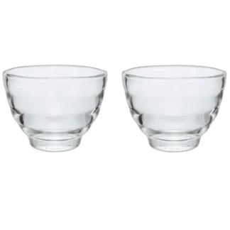 Zestaw dwóch eleganckich szklanek Hario Yunomi wykonanych z wysokiej jakości szkła. Idealne do serwowania herbaty, kawy oraz napojów specialty. Klasyczny design zapewnia komfort użytkowania i podkreśla aromat napoju.