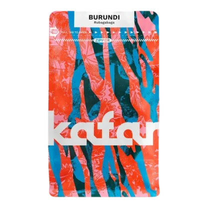 Opakowanie kawy Kafar Burundi Rubagabaga 250g – wysokiej jakości kawa specialty z Burundi o intensywnych owocowych nutach, idealna do alternatywnych metod parzenia. Charakteryzuje się złożonym profilem smakowym z wyczuwalną słodyczą i lekką kwasowością.