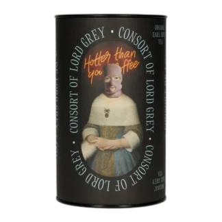 Puszka herbaty czarnej Leaf Liturgy „Consort of Lord Grey” o smaku Earl Grey. Czarne cylindryczne opakowanie ozdobione artystyczną ilustracją kobiety w renesansowym stroju z nowoczesnym dodatkiem – kominiarką, pod neonowym napisem „Hotter than your coffee”. Napis w stylu retro i awangardowy design przyciągają uwagę. Waga: 60 g, herbata organiczna.