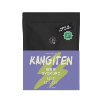 Japońska herbata zielona Gyokuro marki Leaf Liturgy zapakowana jest w nowoczesną, czarno-fioletową torebkę typu doypack z napisem „Kangiten” i oznaczeniem organicznego pochodzenia. Wyróżnia się intensywnym smakiem umami, głębokim aromatem i wysoką jakością liści zbieranych w Japonii.