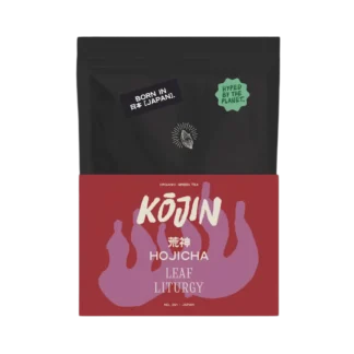 Herbata zielona Leaf Liturgy Kōjin Hojicha zapakowana jest w charakterystyczną torebkę typu doypack z czerwono-fioletową grafiką i napisem „Born in Japan”. To organiczna hojicha, czyli prażona zielona herbata o głębokim, dymnym smaku, idealna do wieczornego relaksu.