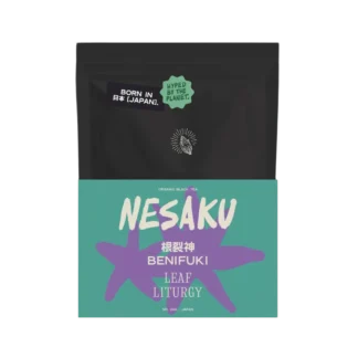 Japońska herbata czarna Leaf Liturgy Nesaku Benifuki zapakowana jest w designerską torebkę doypack z czarną górą i turkusowym frontem ozdobionym fioletowym symbolem. Zawiera organiczną odmianę Benifuki o intensywnym aromacie i wyrazistym smaku, cenioną za naturalne właściwości wspomagające odporność.