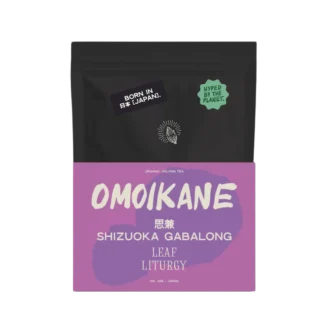 Herbata oolong Leaf Liturgy Omoikane Gabalong ze Shizuoki w Japonii zapakowana jest w nowoczesną, czarno-fioletową torebkę typu doypack z artystycznym brandingiem. To organiczny gabalong o zwiększonej zawartości GABA, oferujący głęboki, lekko orzechowy smak wspierający relaks i koncentrację.