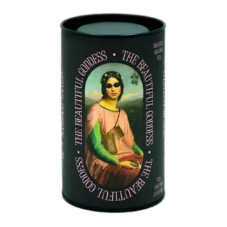 Herbata oolong Leaf Liturgy The Beautiful Goddess zapakowana jest w designerską tubę z nowoczesną grafiką inspirowaną Moną Lisą i pastelową typografią. To organiczny oolong o łagodnym smaku i wyważonym aromacie, idealny dla osób poszukujących nietuzinkowych herbacianych doznań.